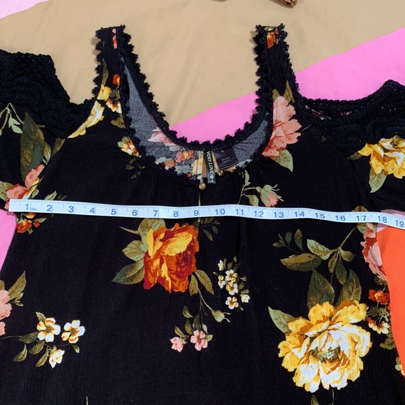 Size Small IVORY LOVE peek a boo shoulder blouse, with Crochet inlay. - Picture 5 of 6